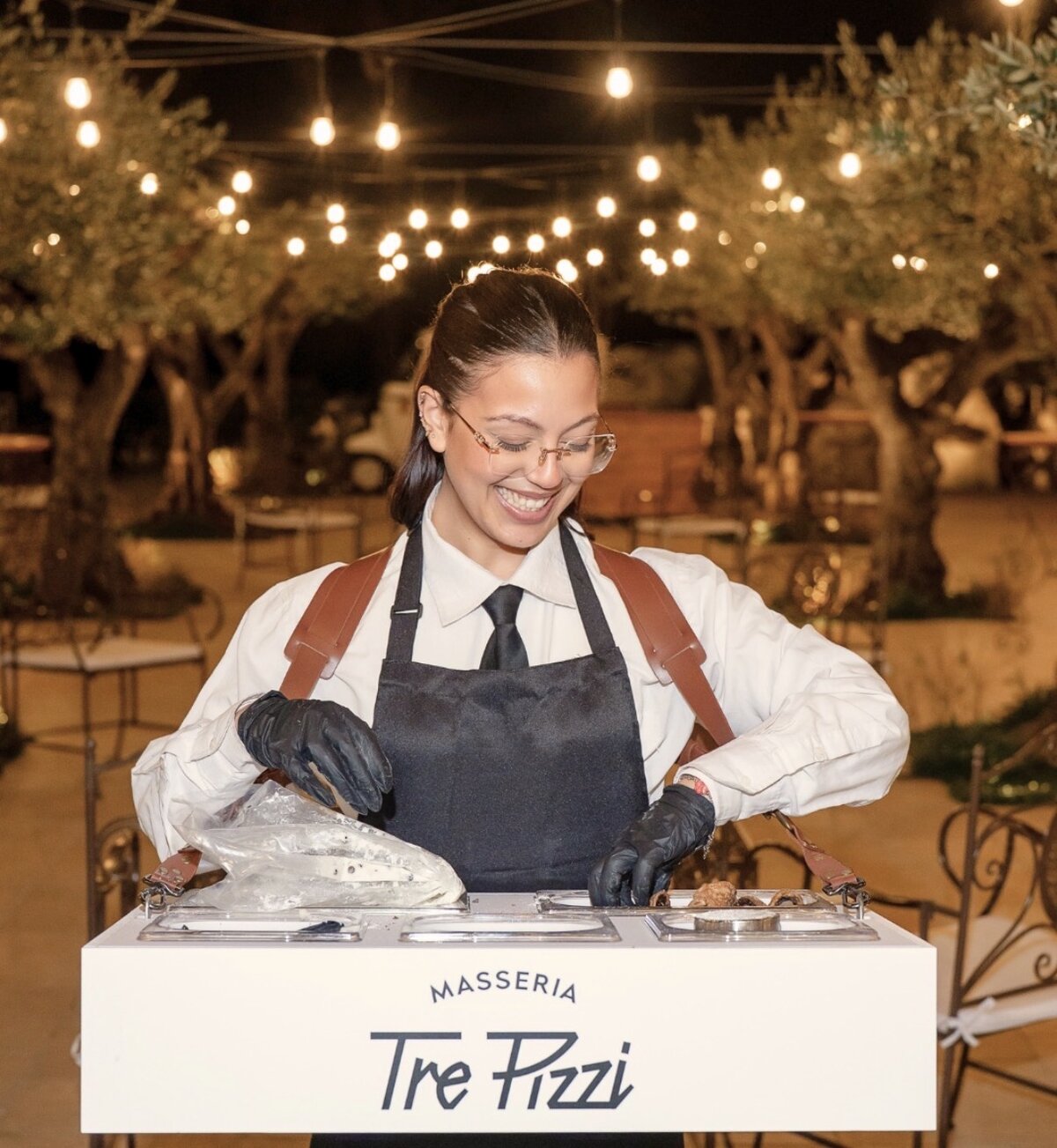 Servizio gastronomico durante un evento serale alla Masseria Tre Pizzi